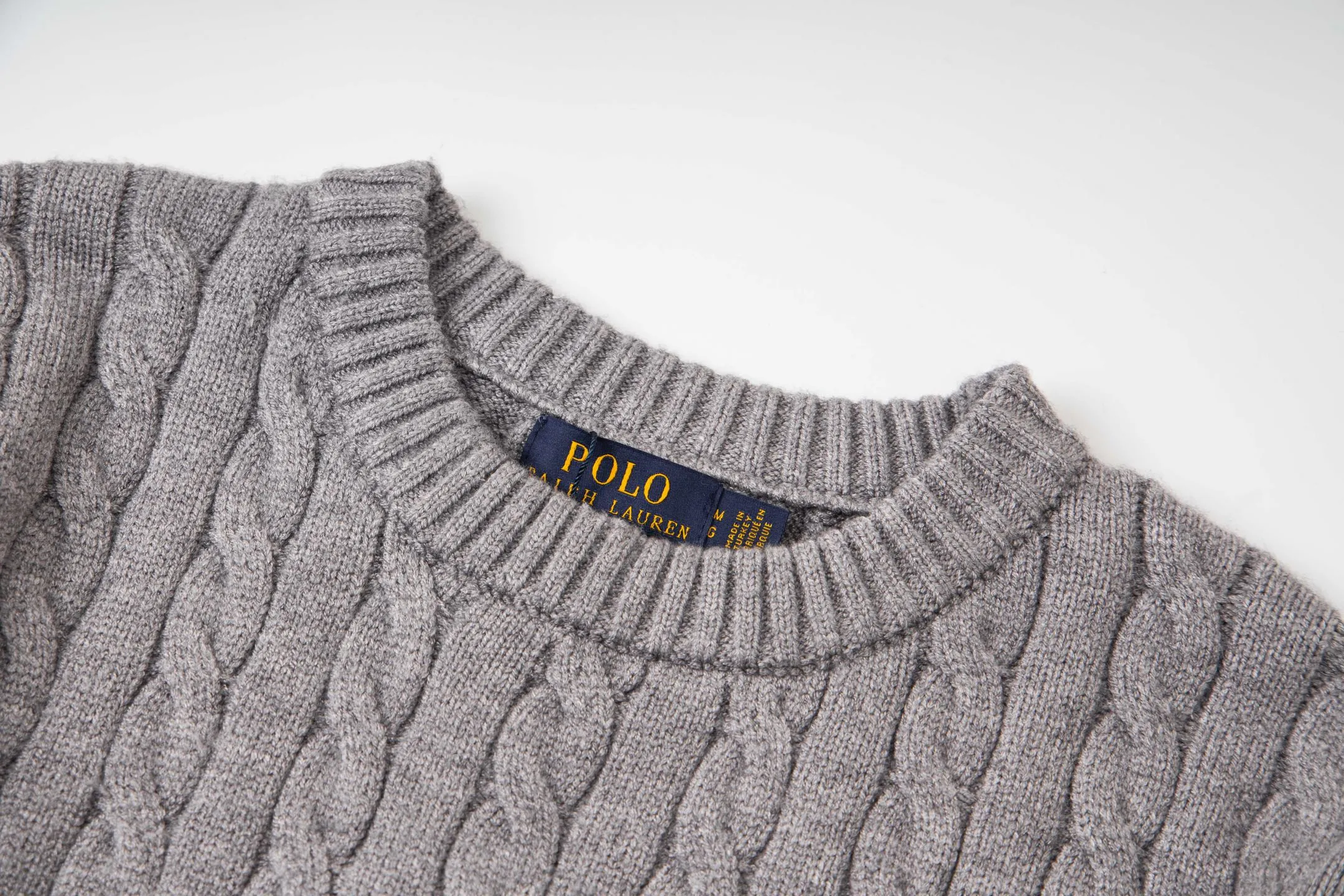 P210 model number: Y195 Ralph Lauren men's round neck sweater men's hemp flower original collar sweater. The version is really good-looking. It can be worn alone or as a jacket to be worn inside or outside. The upper body shows personal fashion charm. Four colors are available. The same style for men and women. A must-see item for new summer products. Tag, hanging grain, washed, packaging bag, full set of accessories. Very good appearance, super exquisite workmanship. Size: S-XL